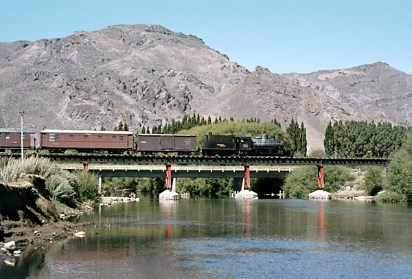 ElMaiten1975trainonbridge